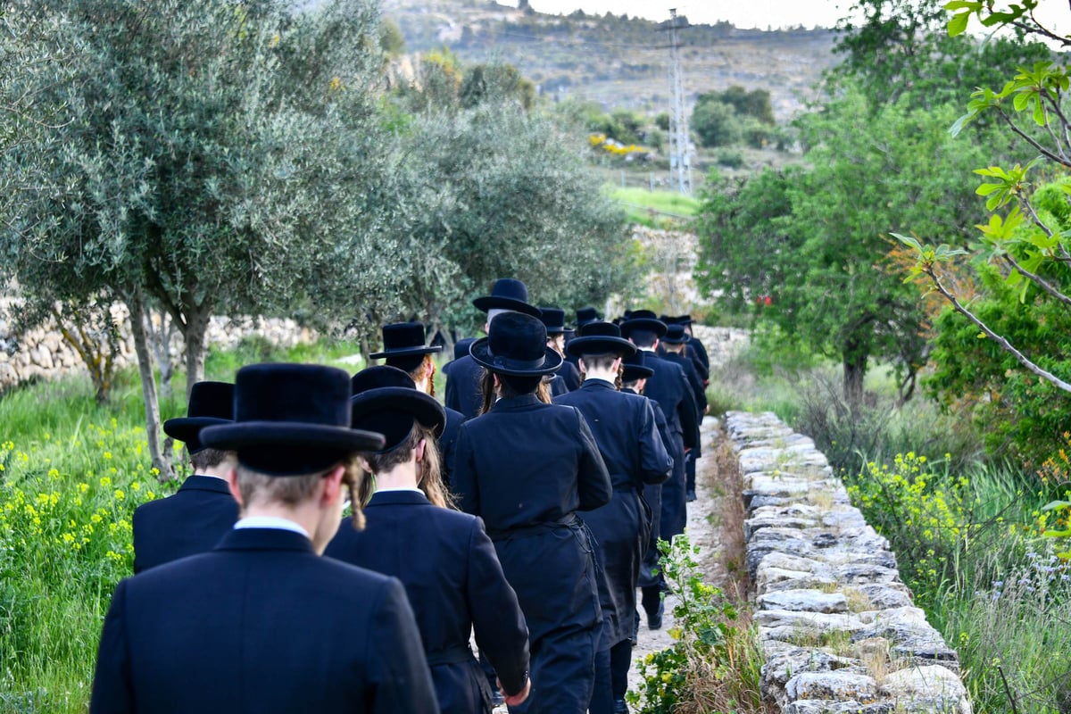 עם הבחורים: האדמו"ר מפינסק קרלין בשאיבת מים שלנו