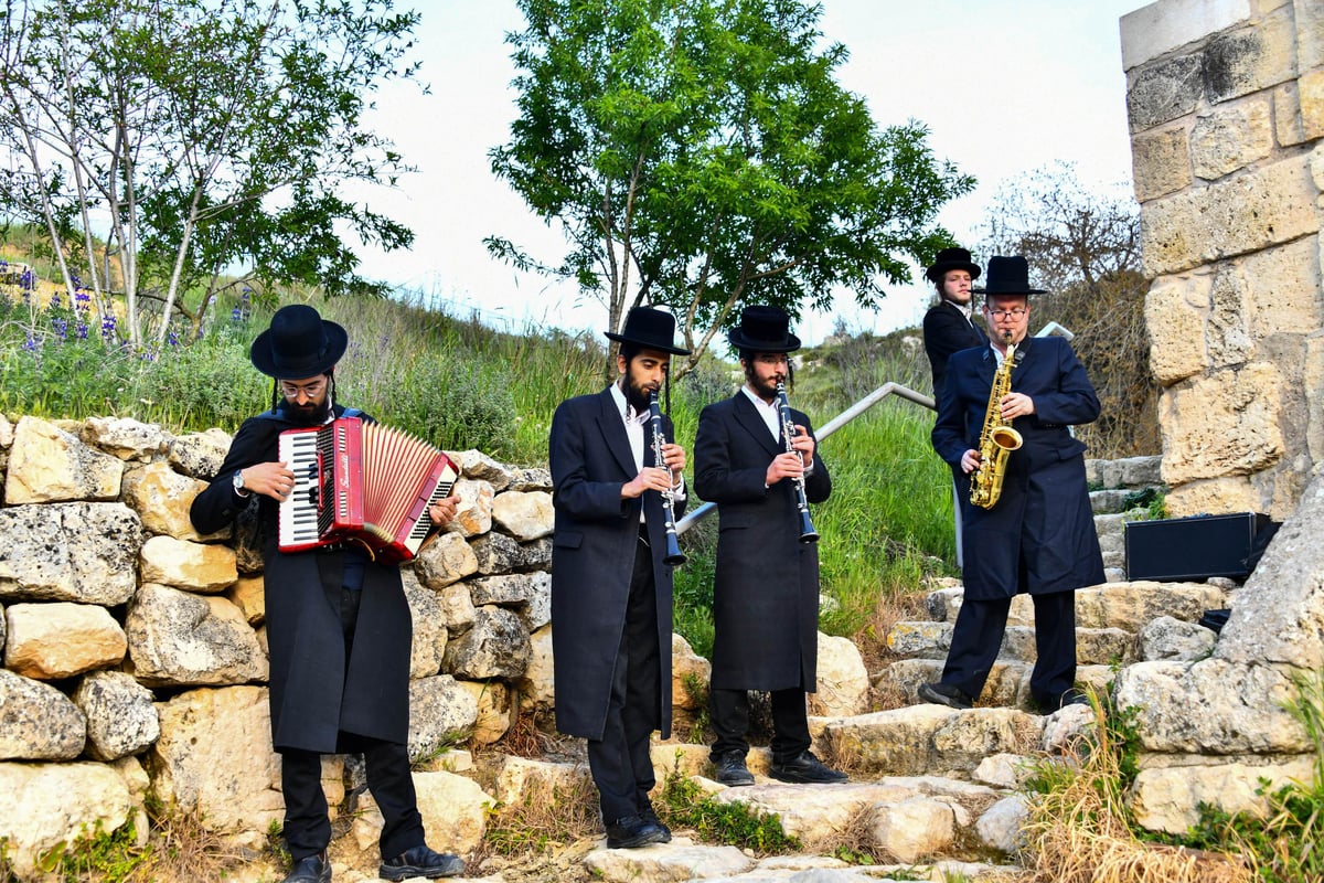 עם הבחורים: האדמו"ר מפינסק קרלין בשאיבת מים שלנו