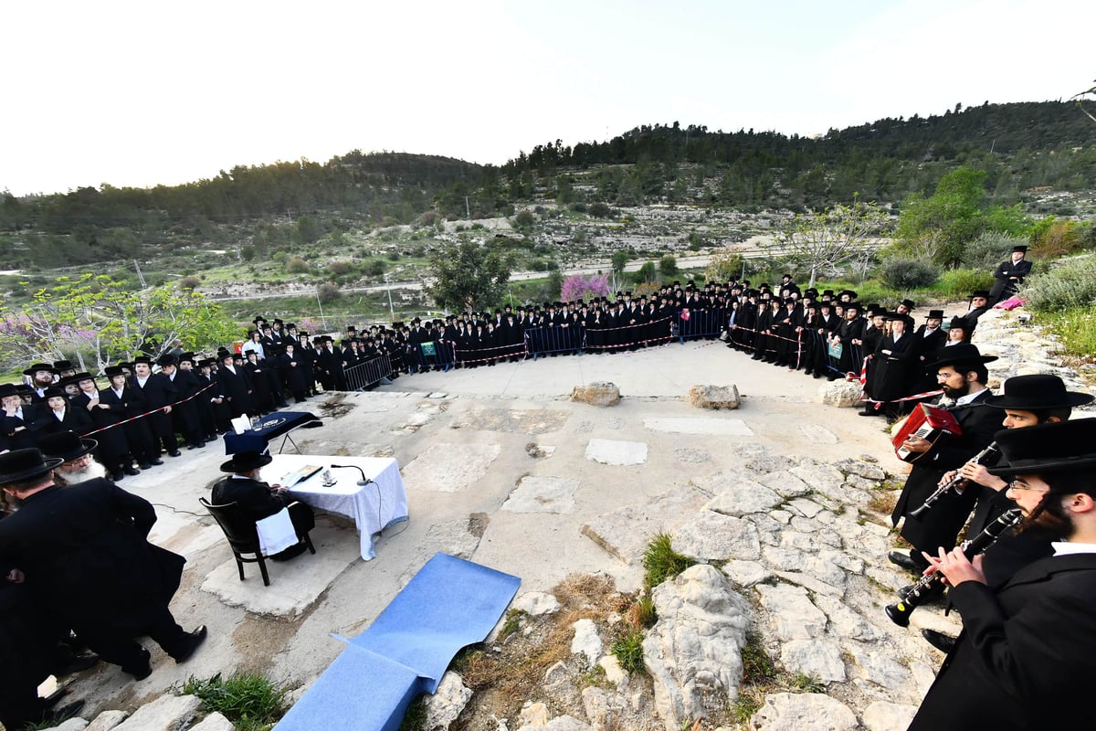 עם הבחורים: האדמו"ר מפינסק קרלין בשאיבת מים שלנו