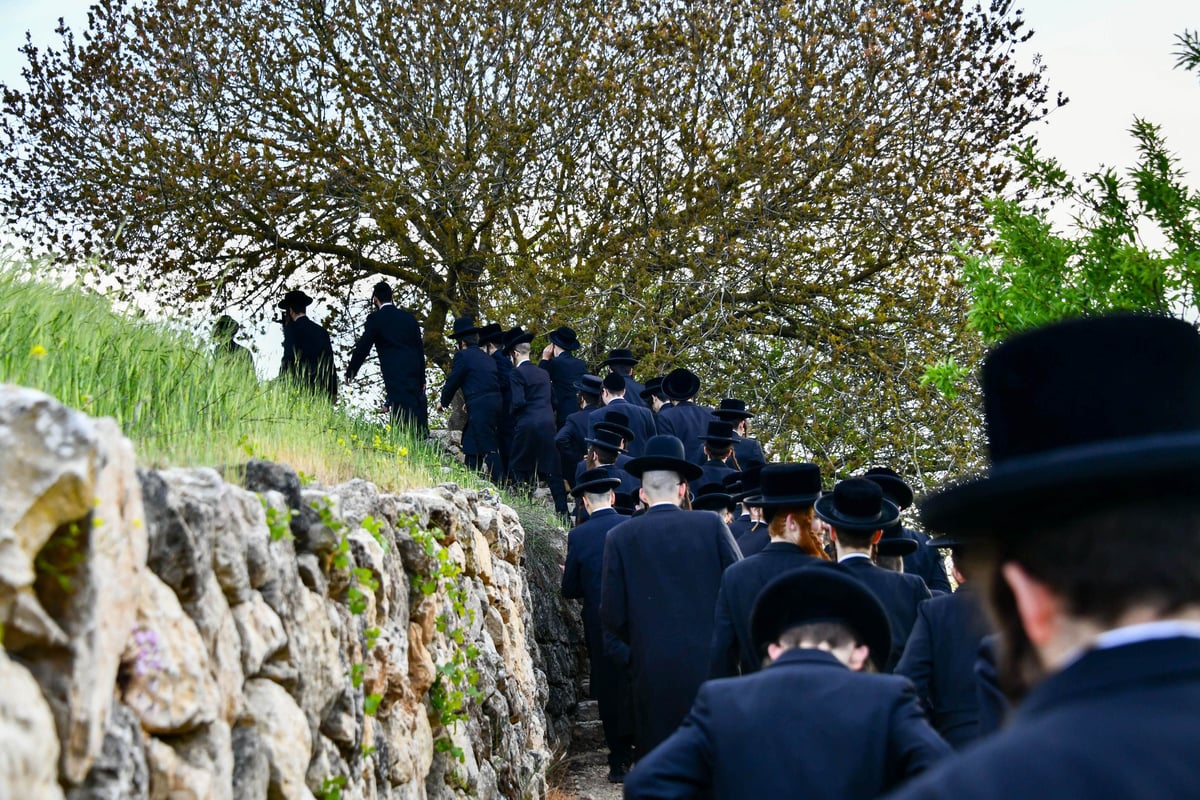 עם הבחורים: האדמו"ר מפינסק קרלין בשאיבת מים שלנו