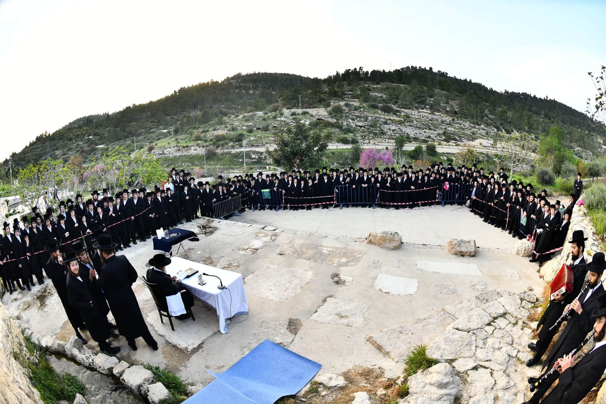 עם הבחורים: האדמו"ר מפינסק קרלין בשאיבת מים שלנו