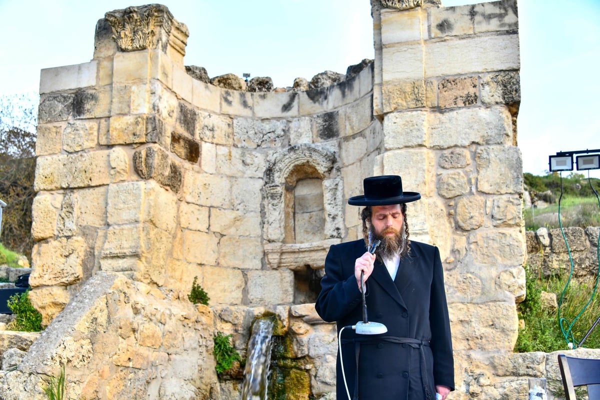 עם הבחורים: האדמו"ר מפינסק קרלין בשאיבת מים שלנו