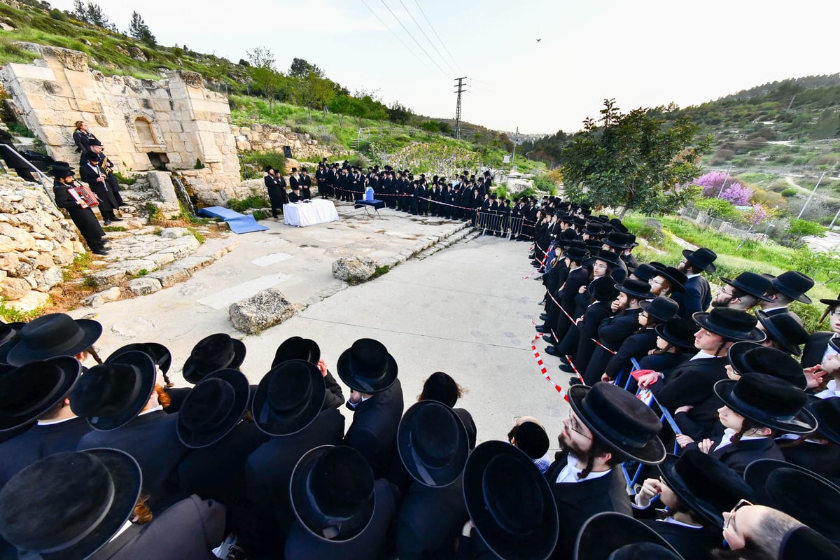 עם הבחורים: האדמו"ר מפינסק קרלין בשאיבת מים שלנו