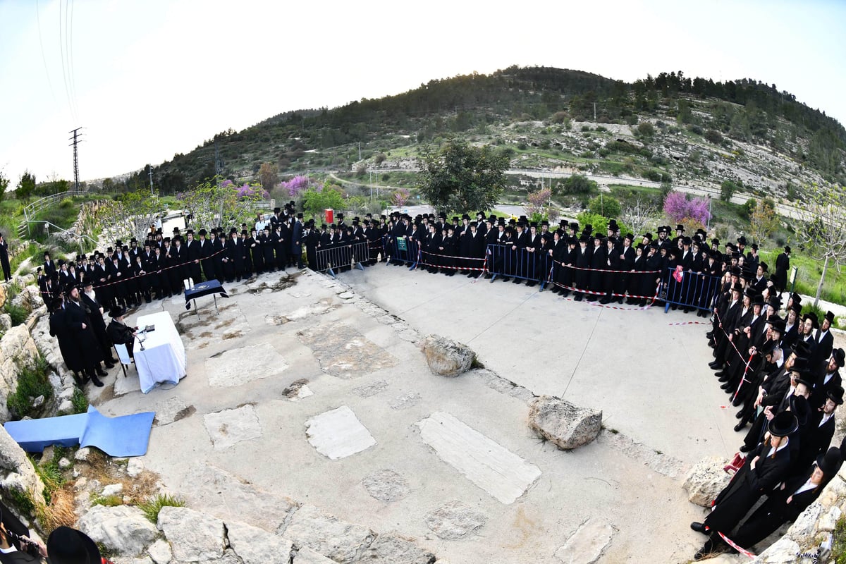 עם הבחורים: האדמו"ר מפינסק קרלין בשאיבת מים שלנו