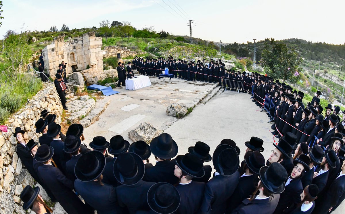 עם הבחורים: האדמו"ר מפינסק קרלין בשאיבת מים שלנו