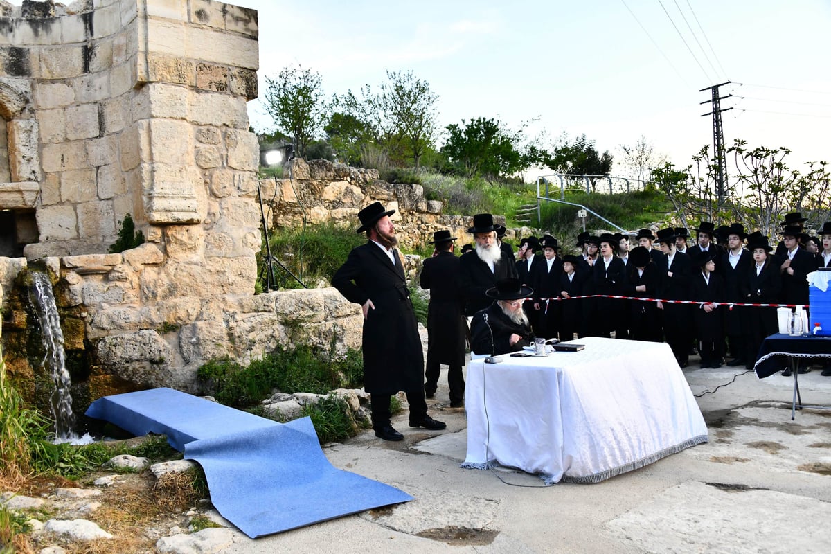 עם הבחורים: האדמו"ר מפינסק קרלין בשאיבת מים שלנו