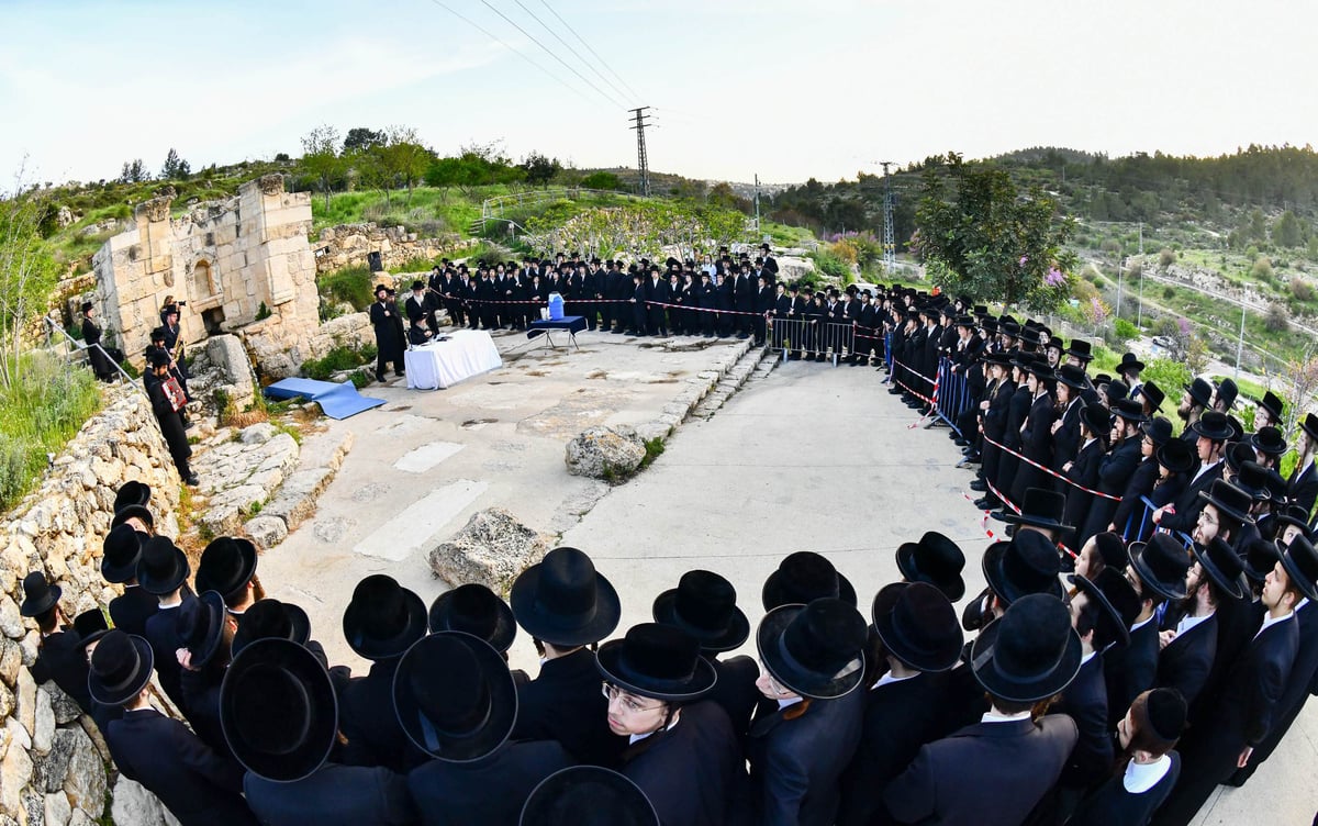 עם הבחורים: האדמו"ר מפינסק קרלין בשאיבת מים שלנו