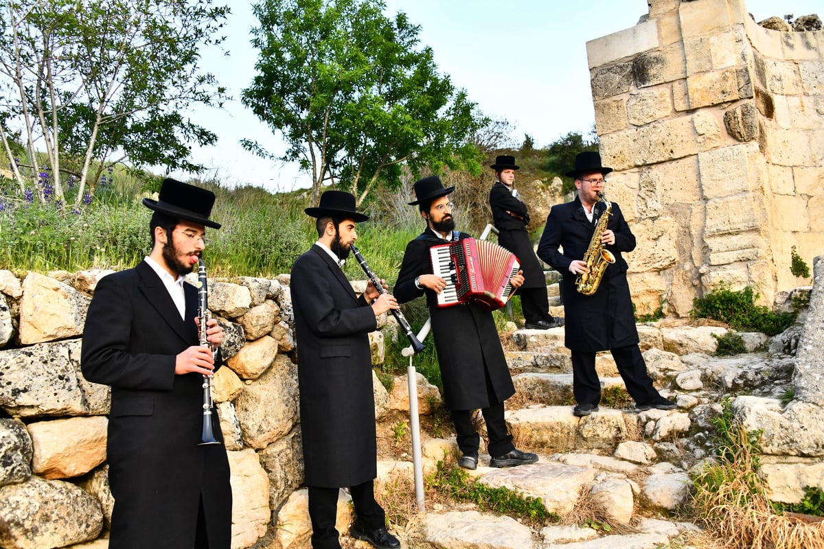 עם הבחורים: האדמו"ר מפינסק קרלין בשאיבת מים שלנו