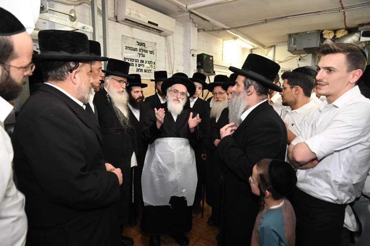 תיעוד: האדמו"ר מויז'ניץ אפה מצות בבני ברק