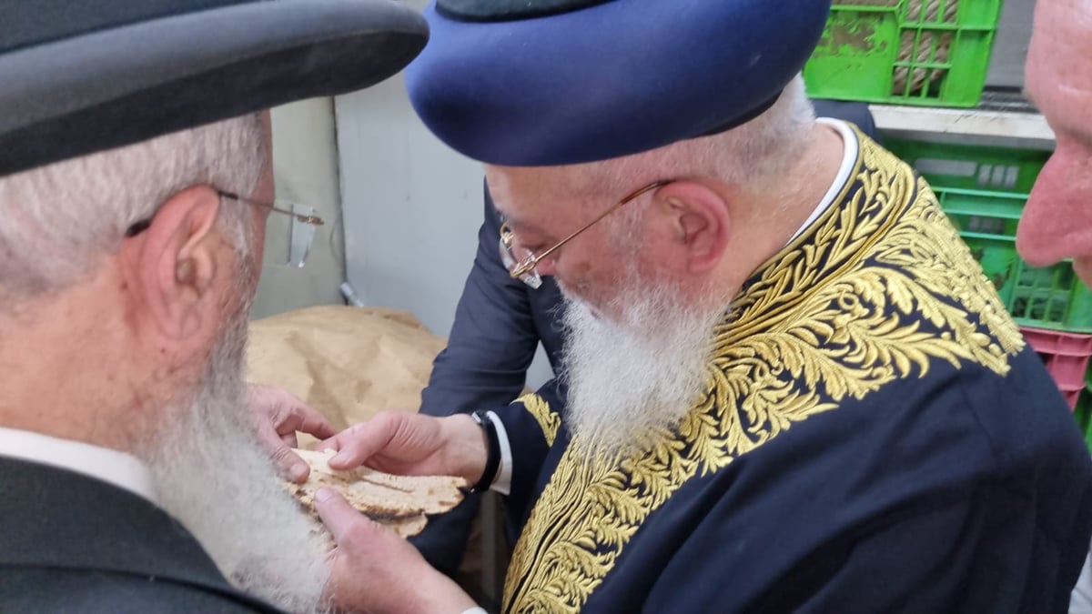 צפו: הראשל"צ הגר"ש עמאר באפיית מצות