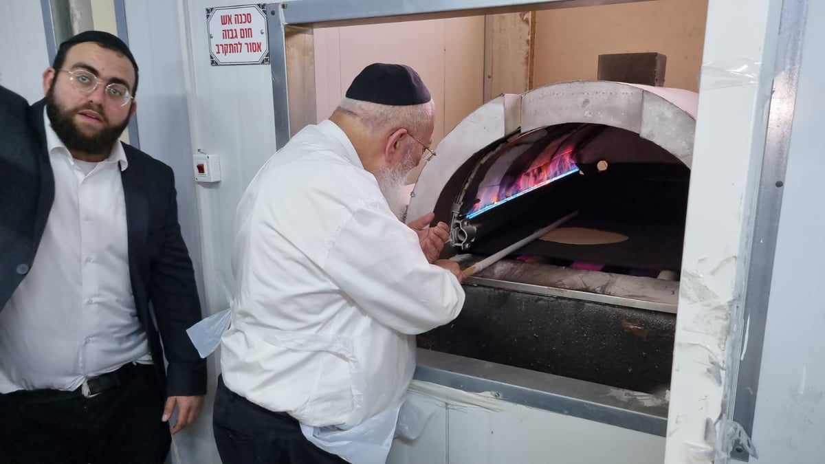 צפו: הראשל"צ הגר"ש עמאר באפיית מצות