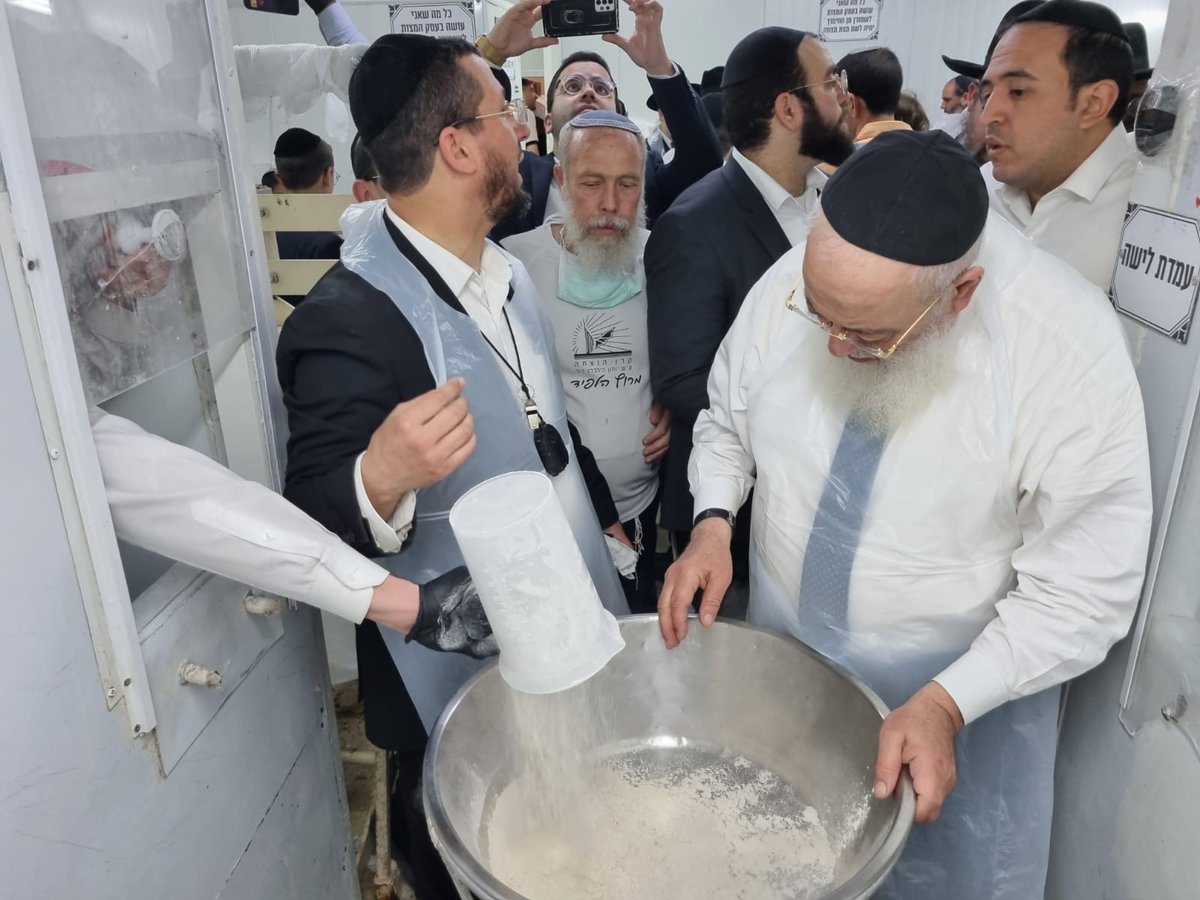 צפו: הראשל"צ הגר"ש עמאר באפיית מצות