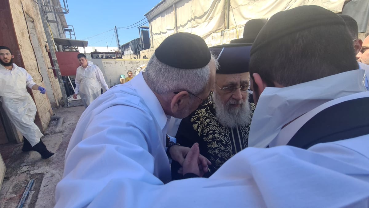 תיעוד: הראשון לציון הגר"י יוסף באפיית מצות