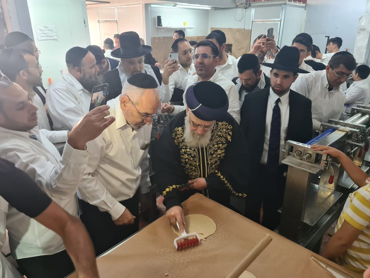 תיעוד: הראשון לציון הגר"י יוסף באפיית מצות