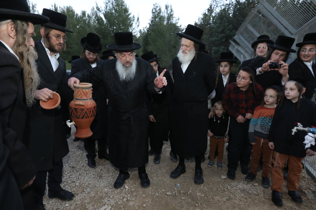 תיעוד: הרבי מלעלוב שאב מים שלנו ואפה מצות