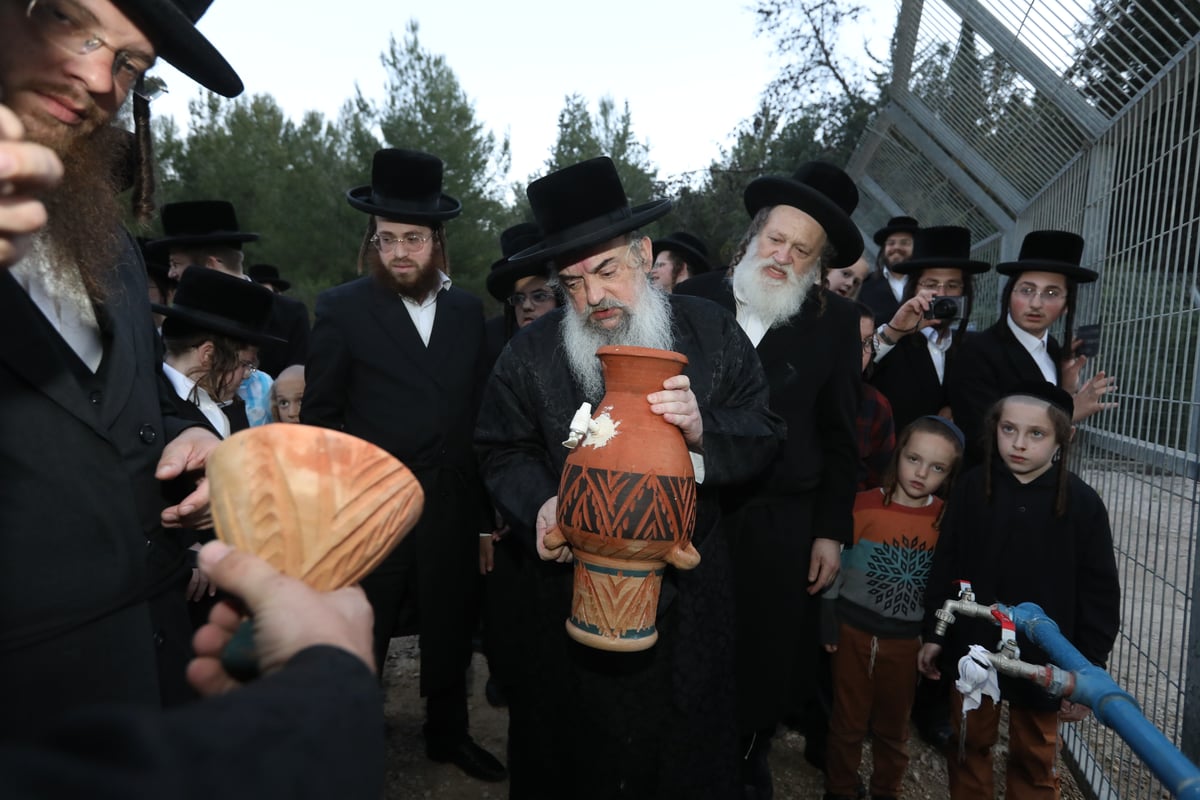 תיעוד: הרבי מלעלוב שאב מים שלנו ואפה מצות