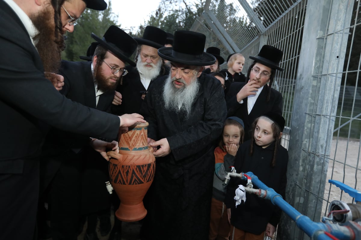 תיעוד: הרבי מלעלוב שאב מים שלנו ואפה מצות