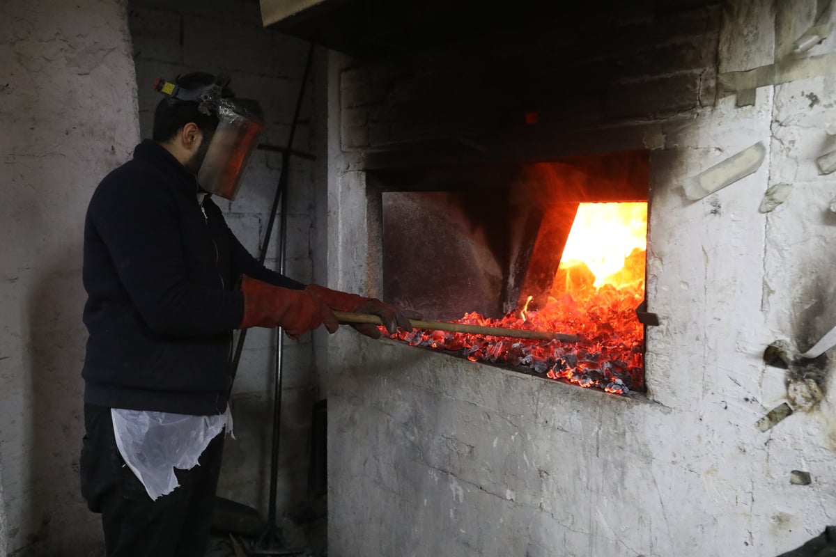 תיעוד: הרבי מלעלוב שאב מים שלנו ואפה מצות