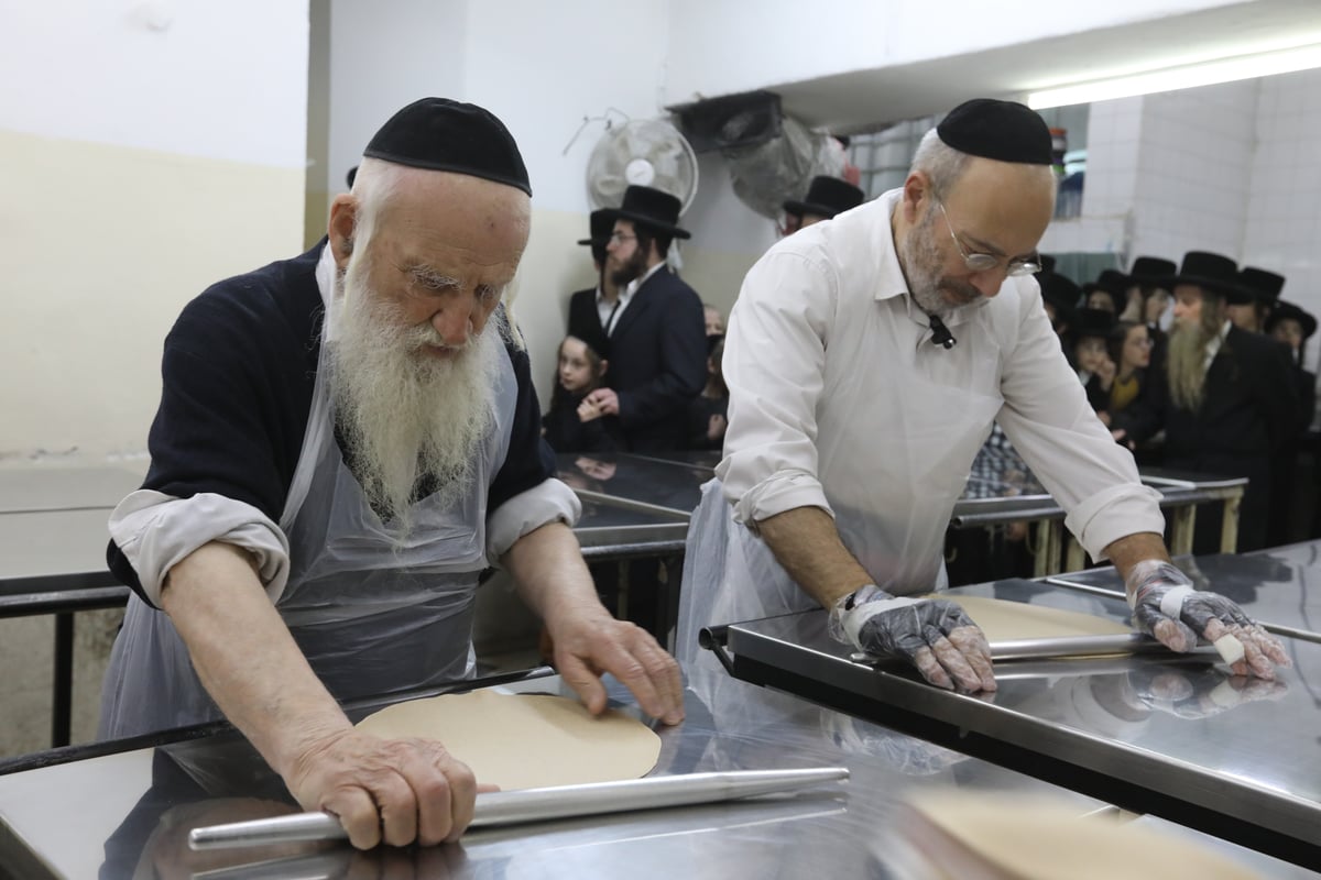 תיעוד: הרבי מלעלוב שאב מים שלנו ואפה מצות