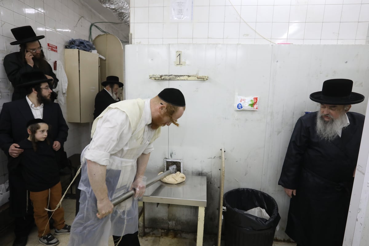 תיעוד: הרבי מלעלוב שאב מים שלנו ואפה מצות