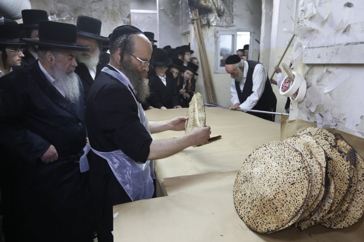 תיעוד: הרבי מלעלוב שאב מים שלנו ואפה מצות