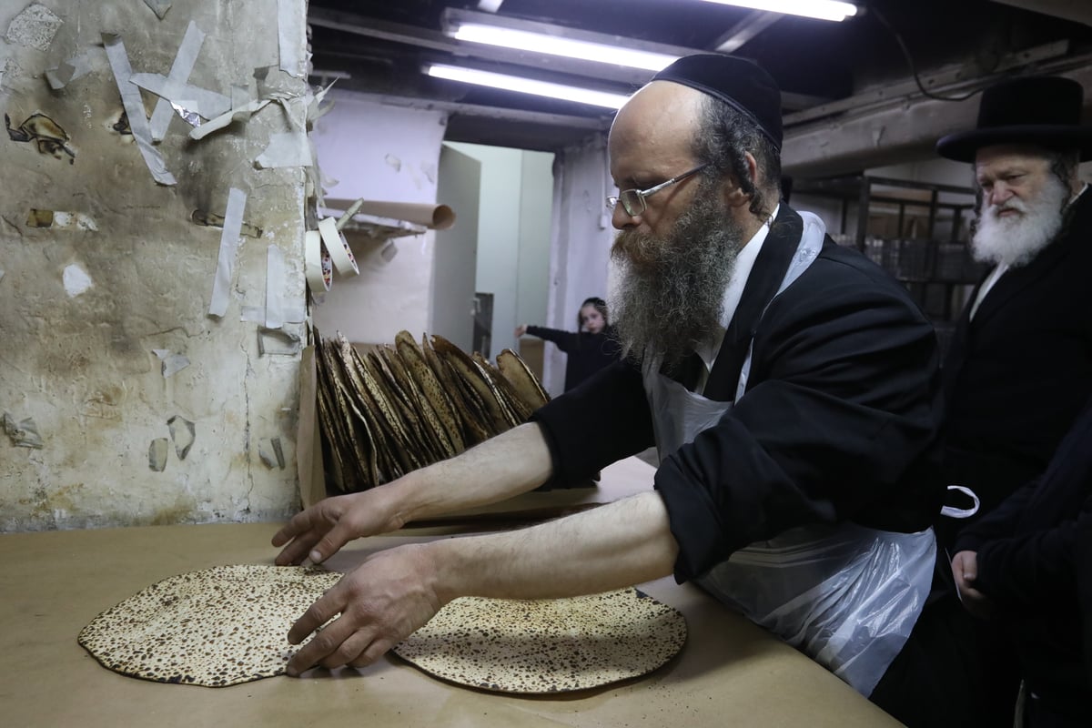 תיעוד: הרבי מלעלוב שאב מים שלנו ואפה מצות