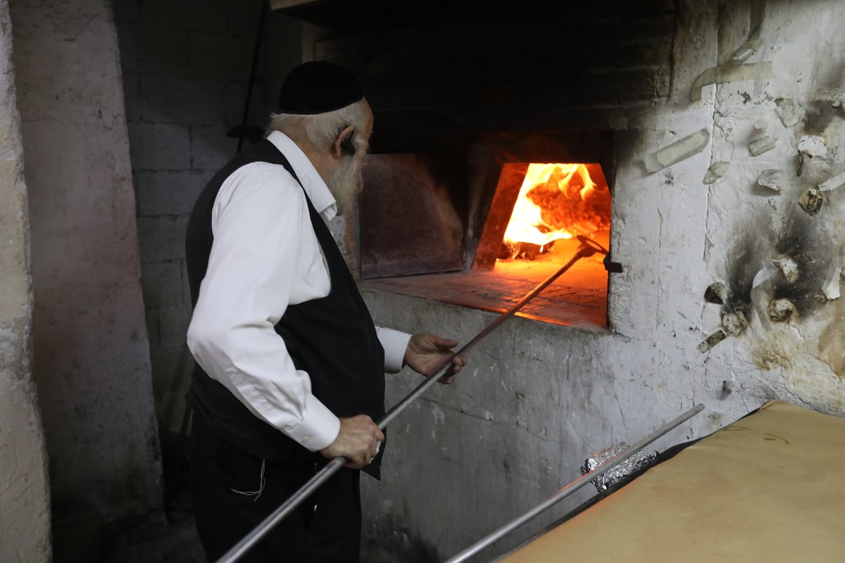 תיעוד: הרבי מלעלוב שאב מים שלנו ואפה מצות