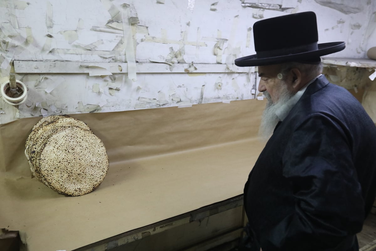 תיעוד: הרבי מלעלוב שאב מים שלנו ואפה מצות