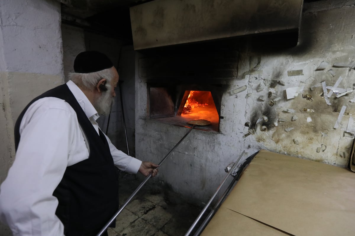 תיעוד: הרבי מלעלוב שאב מים שלנו ואפה מצות