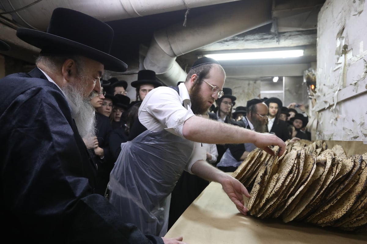 תיעוד: הרבי מלעלוב שאב מים שלנו ואפה מצות