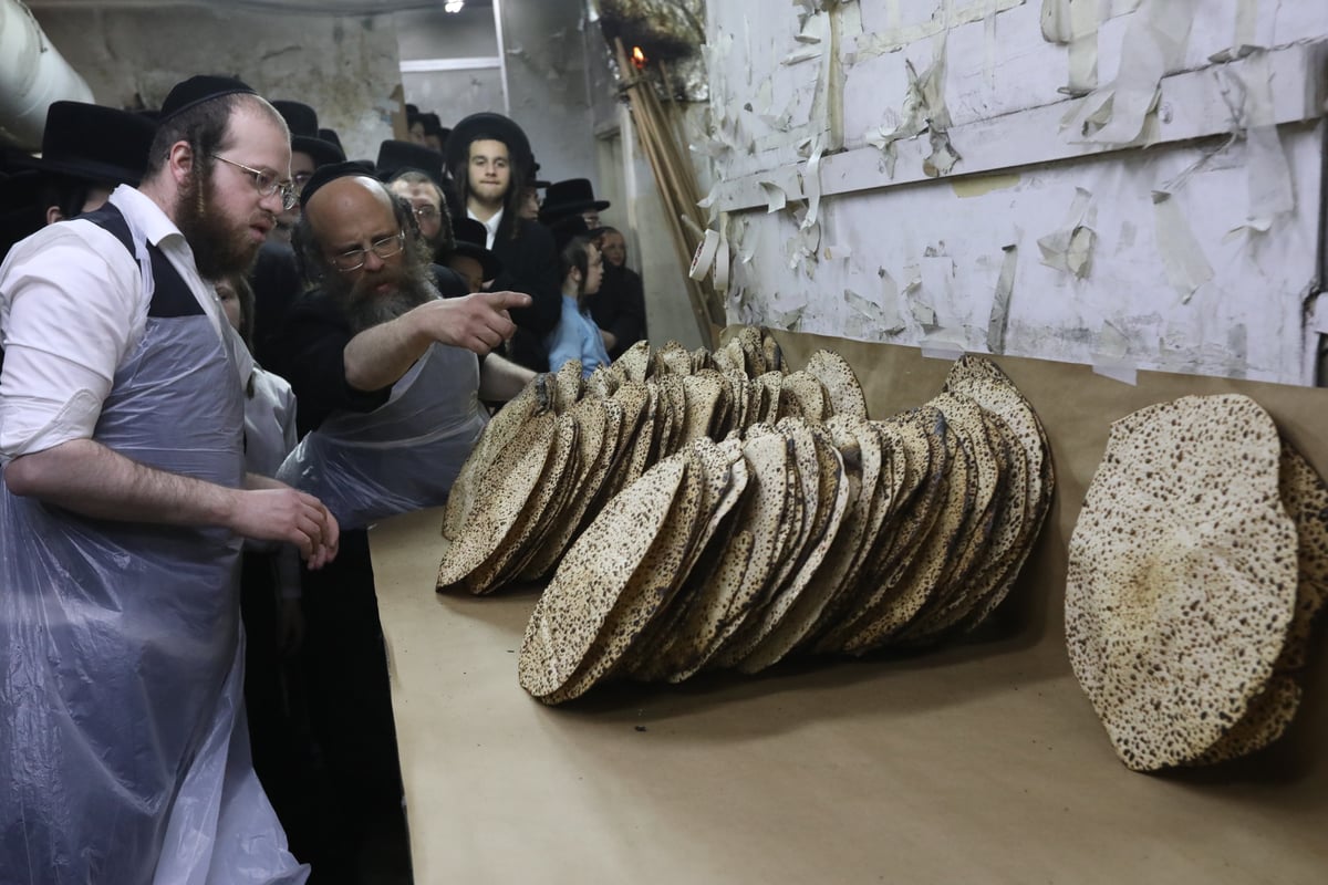 תיעוד: הרבי מלעלוב שאב מים שלנו ואפה מצות