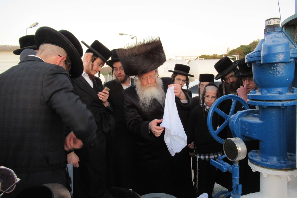 האדמו"ר מקרעטשניף קרית גת בשאיבת מים שלנו