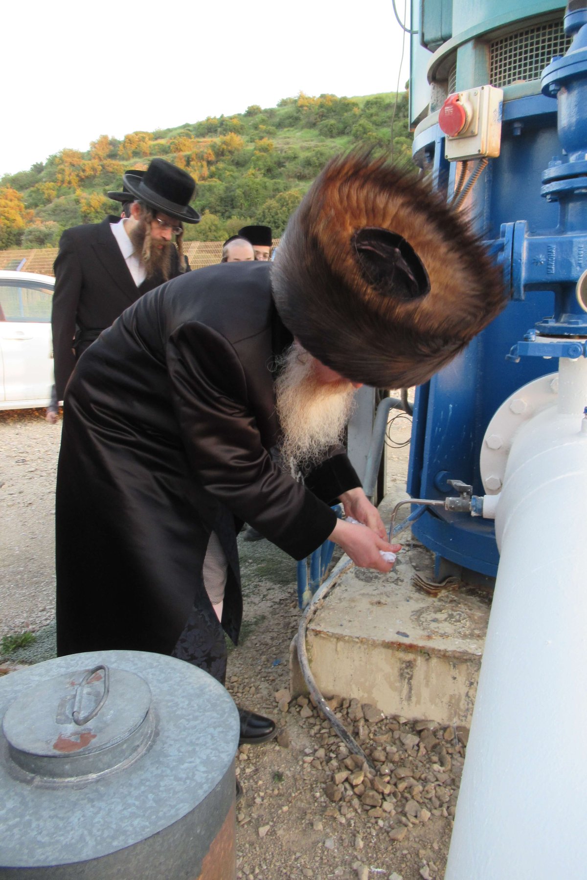 האדמו"ר מקרעטשניף קרית גת בשאיבת מים שלנו