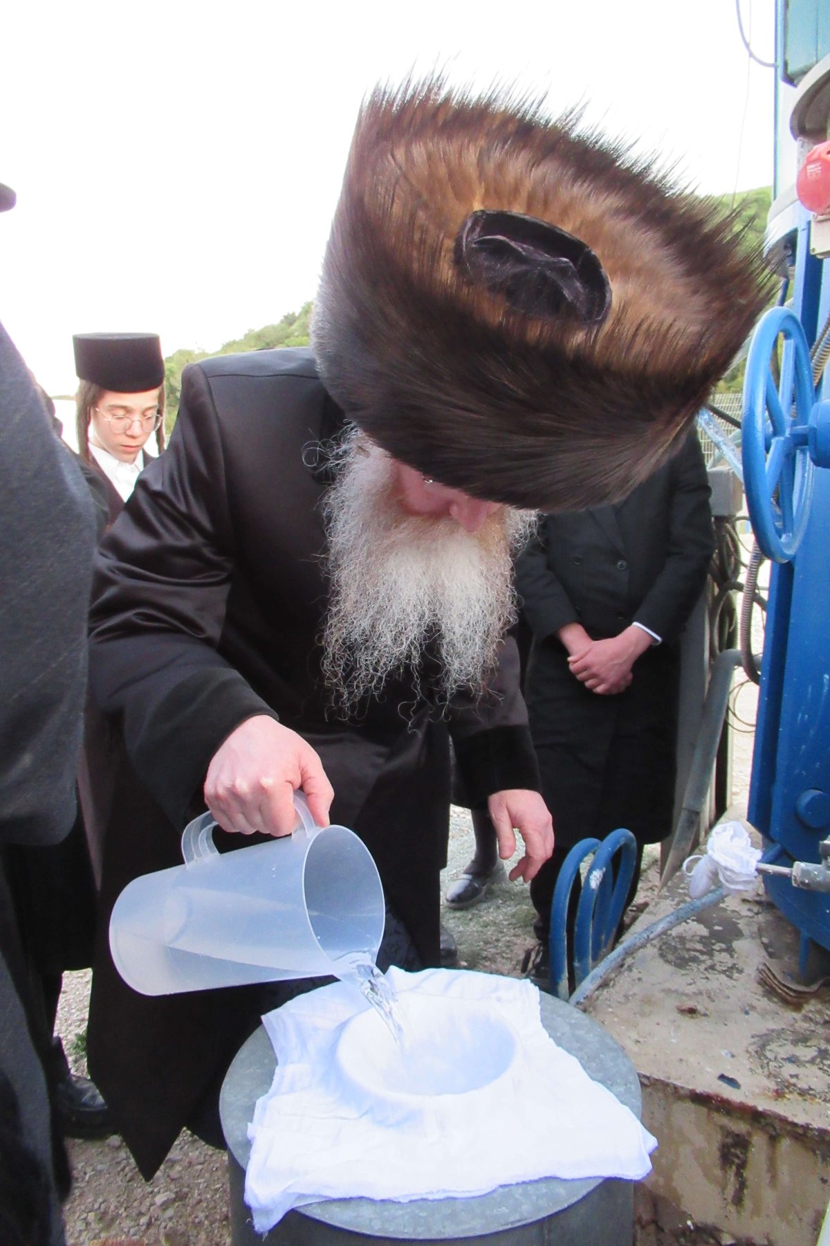 האדמו"ר מקרעטשניף קרית גת בשאיבת מים שלנו