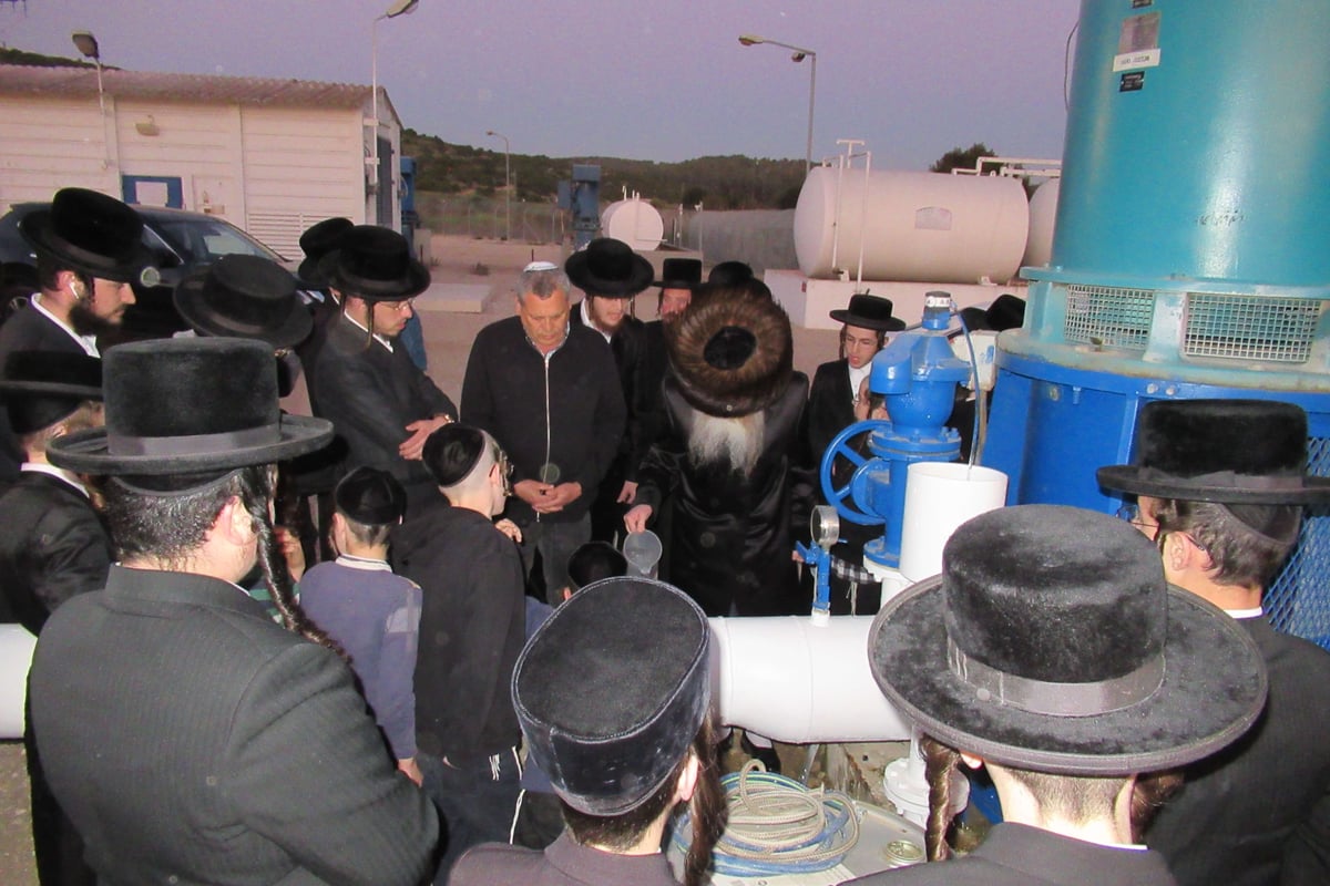 האדמו"ר מקרעטשניף קרית גת בשאיבת מים שלנו