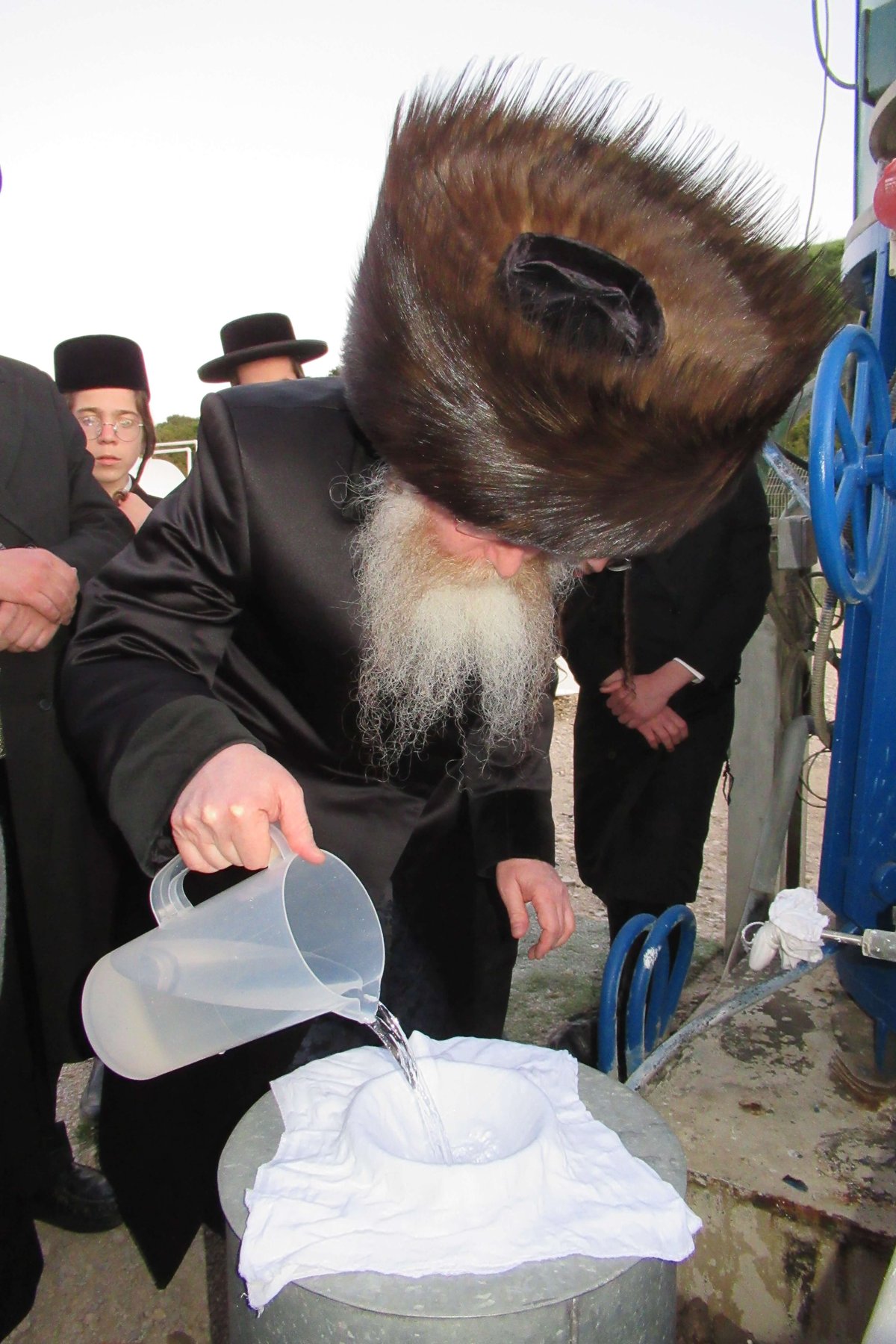 האדמו"ר מקרעטשניף קרית גת בשאיבת מים שלנו