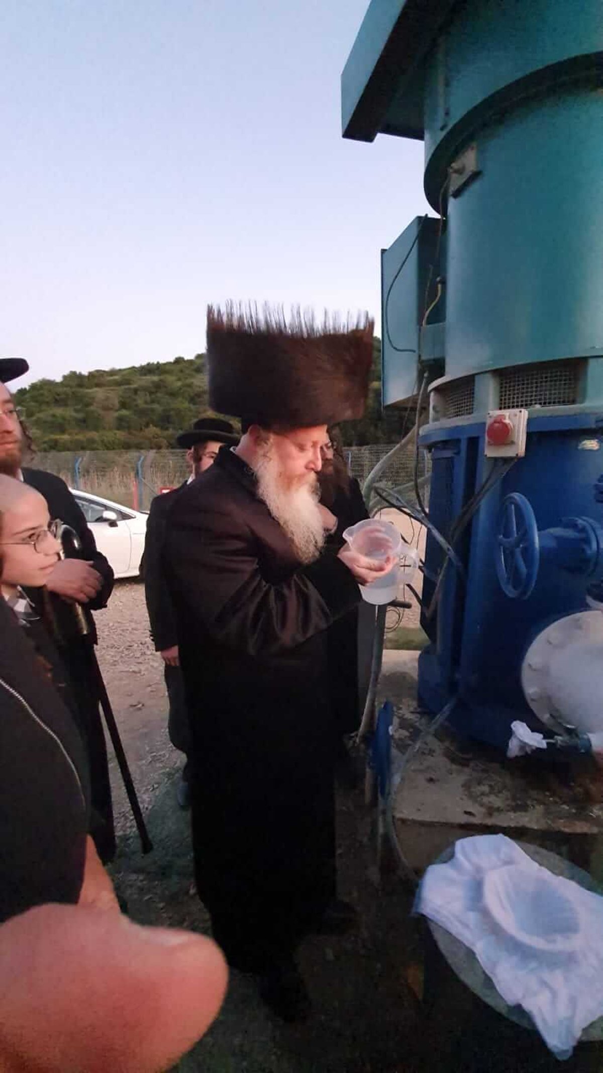 האדמו"ר מקרעטשניף קרית גת בשאיבת מים שלנו