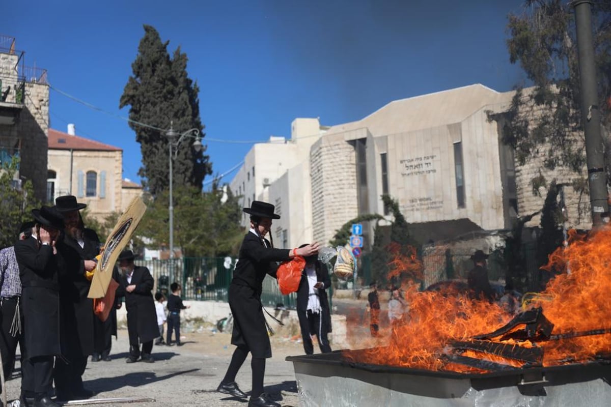 גלריה: שריפת החמץ בשכונת מאה שערים