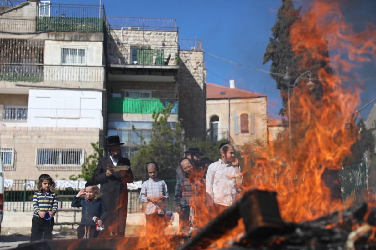 גלריה: שריפת החמץ בשכונת מאה שערים