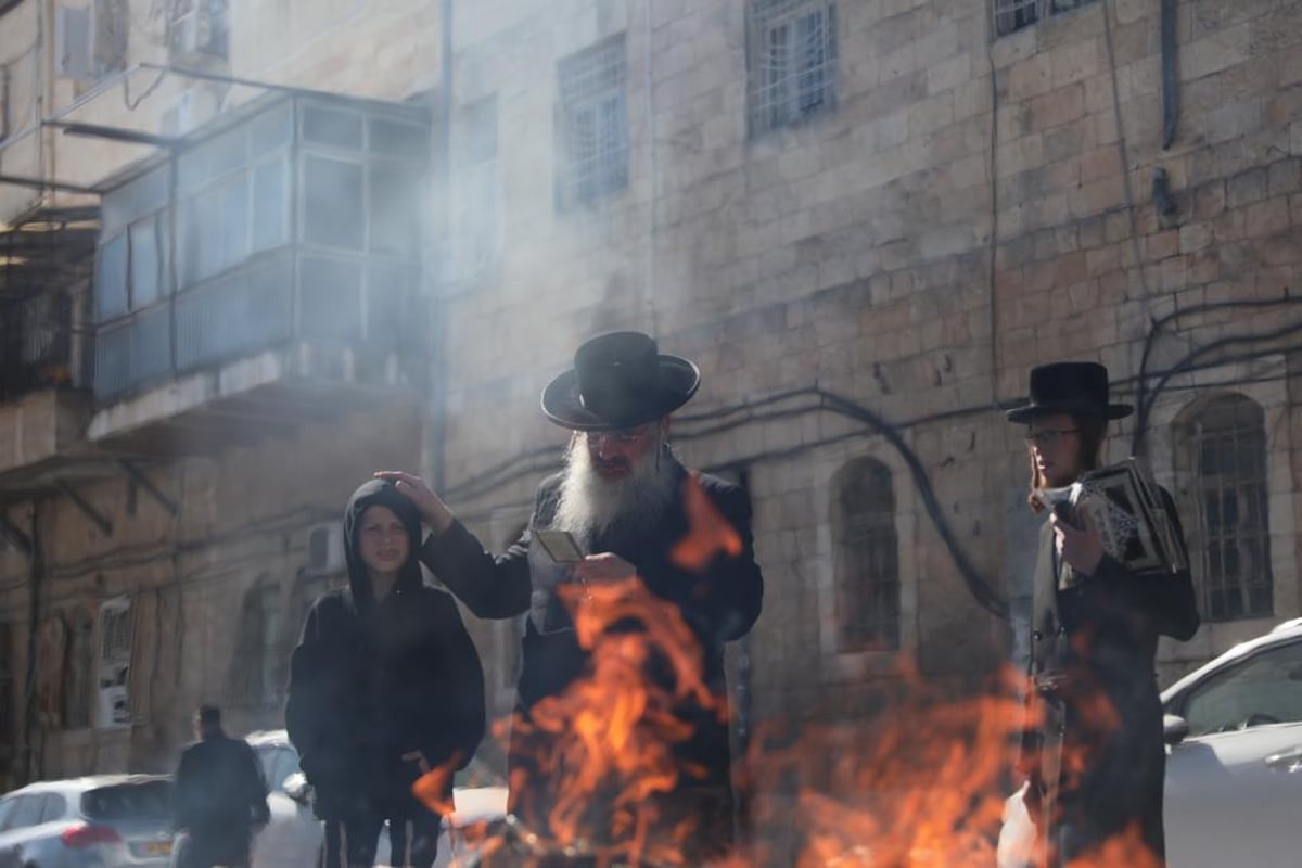 גלריה: שריפת החמץ בשכונת מאה שערים