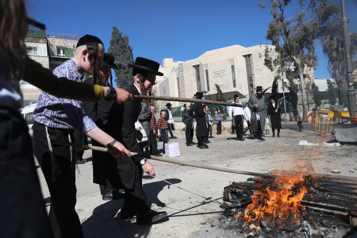 גלריה: שריפת החמץ בשכונת מאה שערים