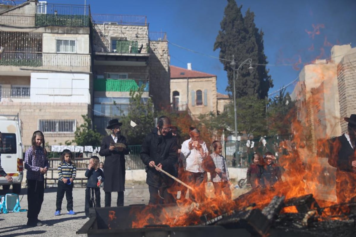 גלריה: שריפת החמץ בשכונת מאה שערים