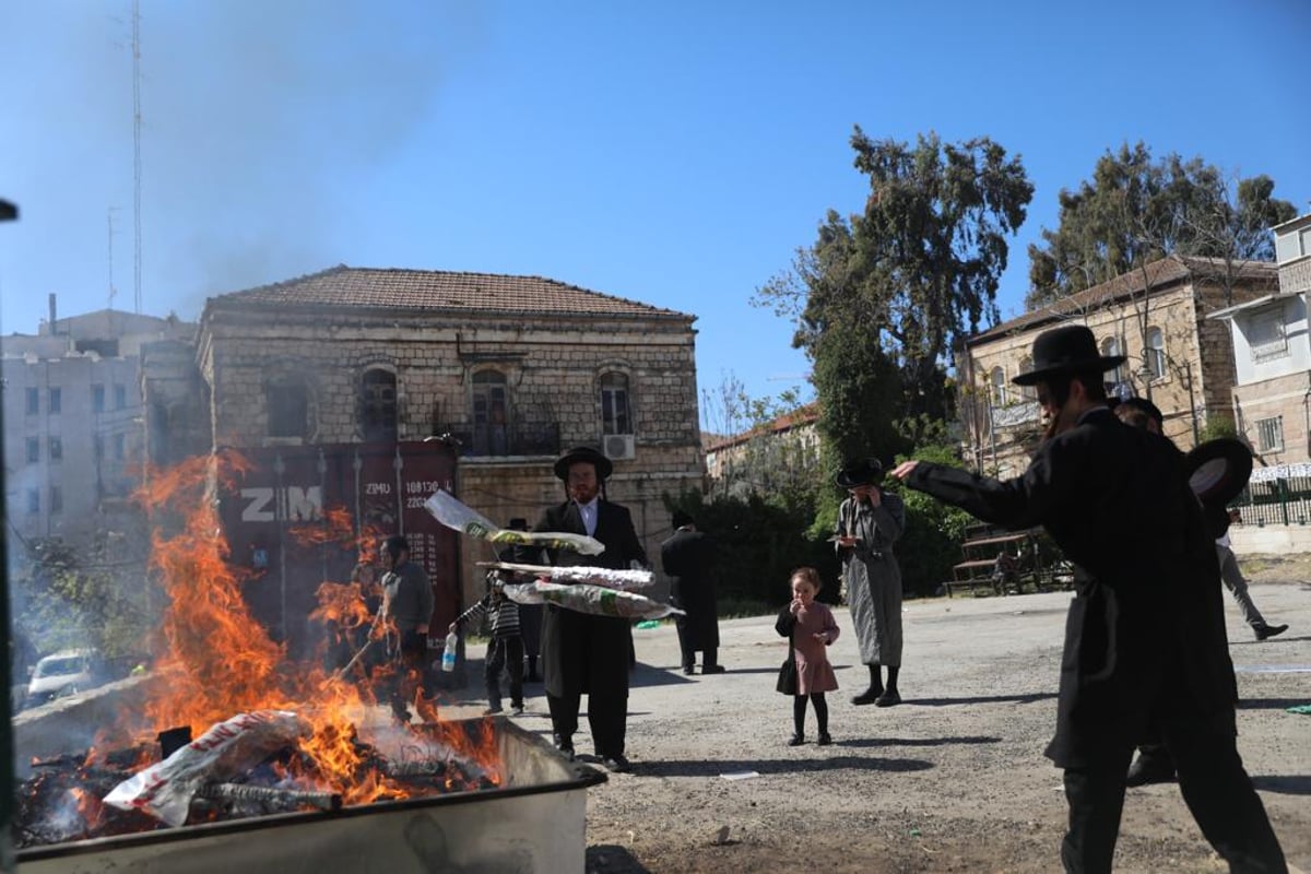 גלריה: שריפת החמץ בשכונת מאה שערים