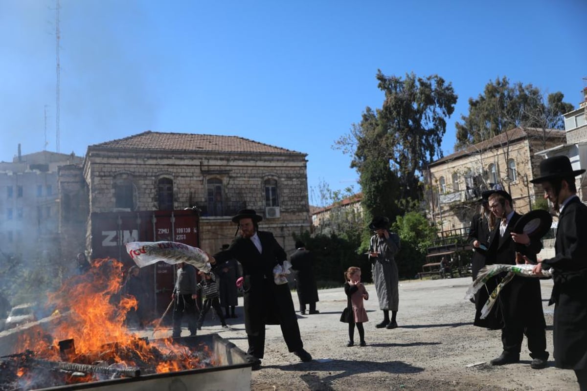 גלריה: שריפת החמץ בשכונת מאה שערים