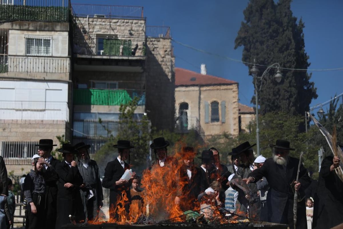 גלריה: שריפת החמץ בשכונת מאה שערים