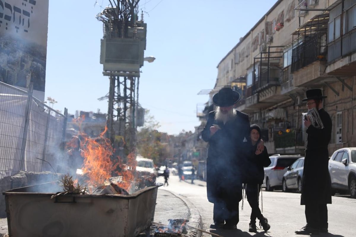 גלריה: שריפת החמץ בשכונת מאה שערים