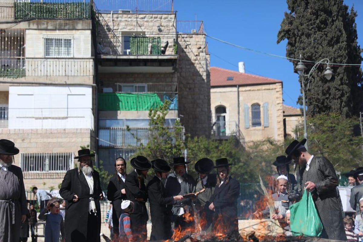 גלריה: שריפת החמץ בשכונת מאה שערים