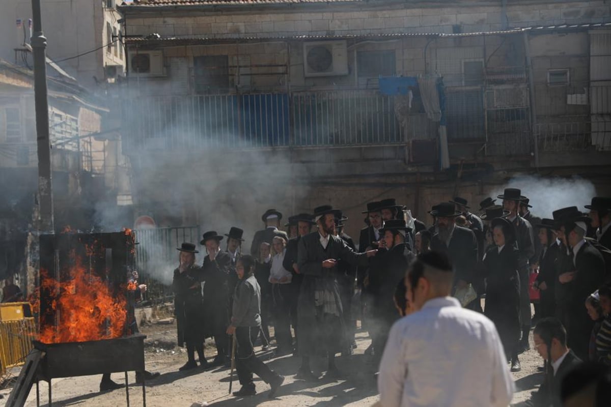 גלריה: שריפת החמץ בשכונת מאה שערים