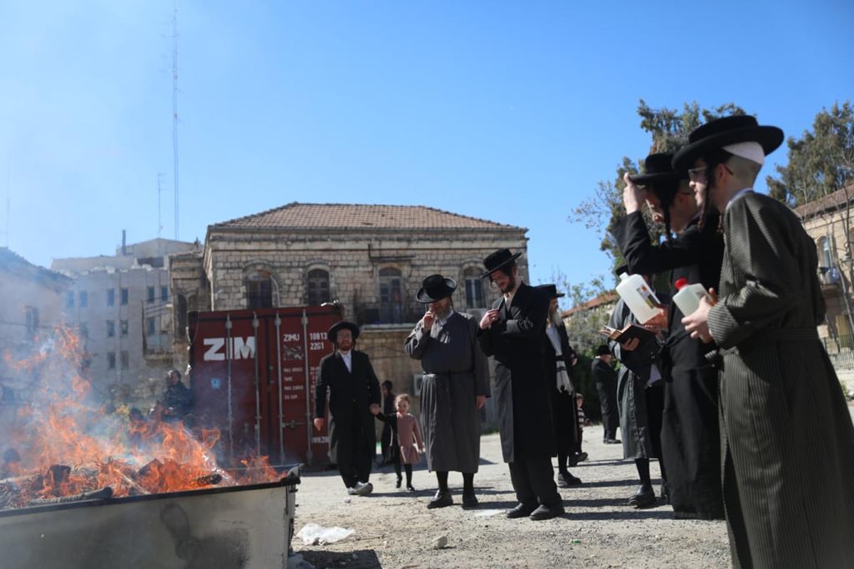 גלריה: שריפת החמץ בשכונת מאה שערים