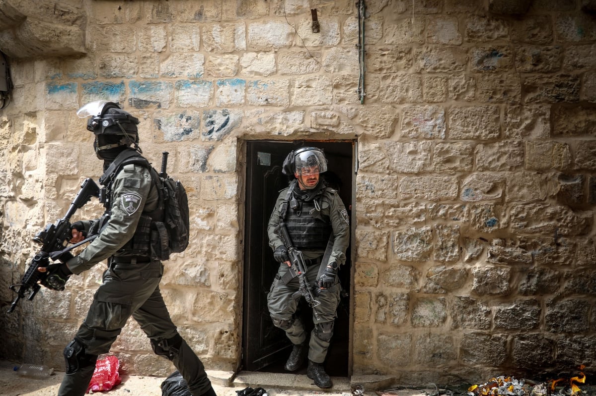 הסלעים על האוטובוס; הנוסעים: "רעדנו מפחד, כולם צרחו"